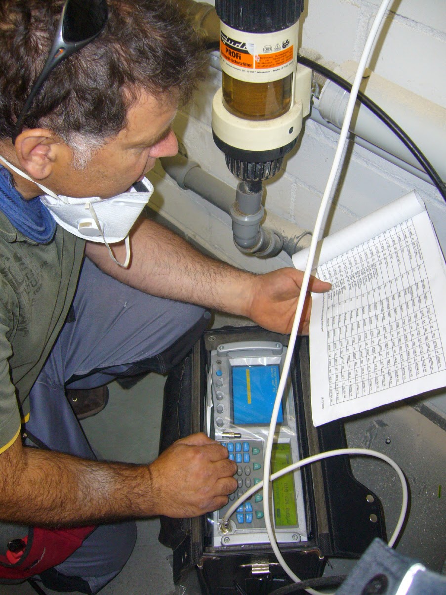 Techniker bei der Messung eines Kabel-TV Signals mit professionellem Messgerät im Keller eines Mehrfamilienhauses in Düsseldorf