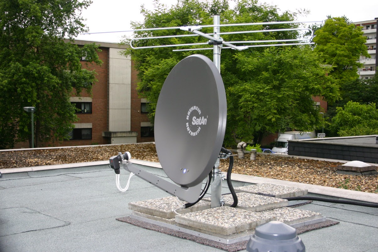 Satellitenschüssel Montage auf Flachdach in Monheim am Rhein durch SAT Service Techniker