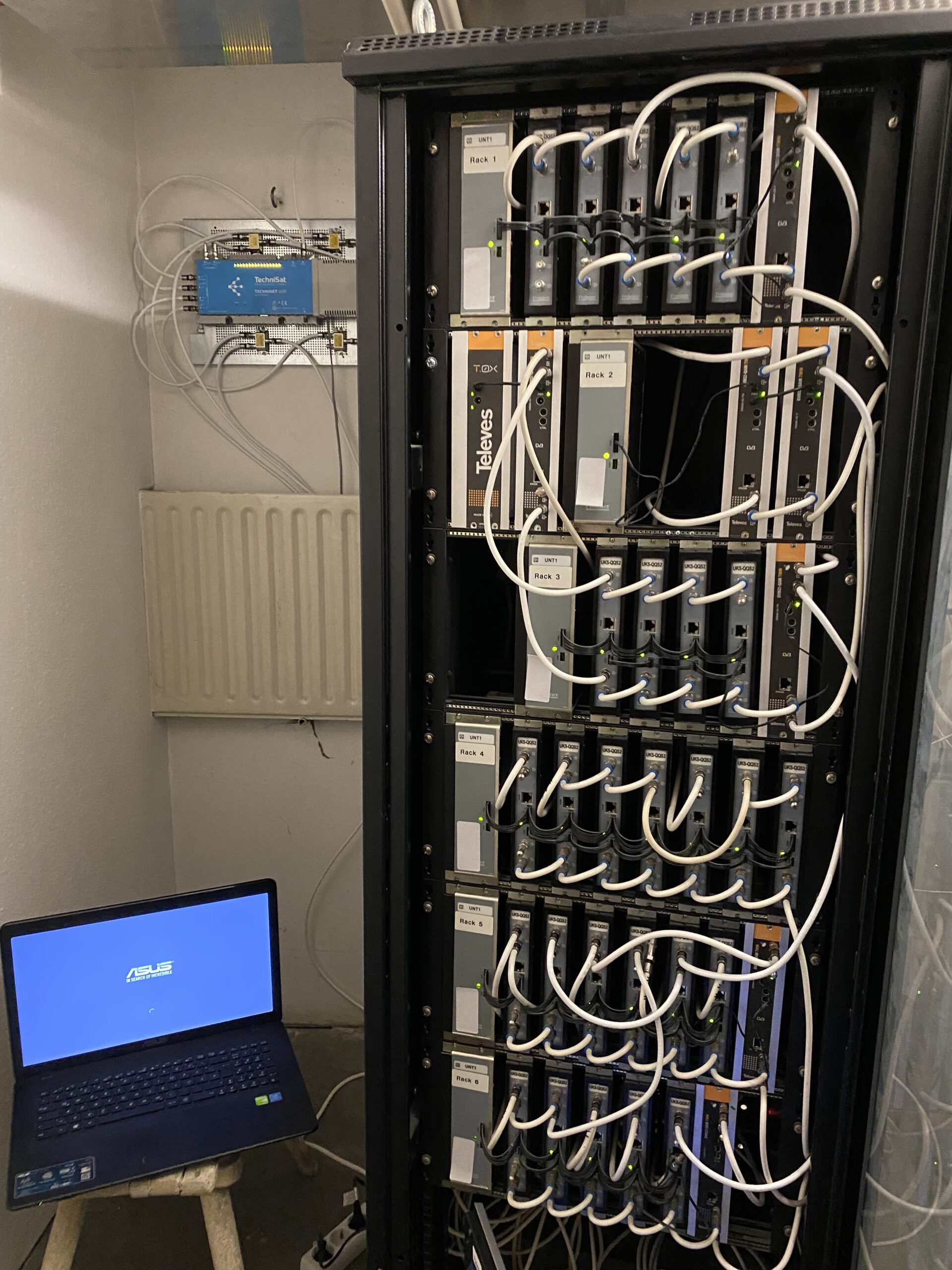 Televes Kopfstation mit Twin Umsetzer U4Q2CQA-S2-CI zur Umsetzung von DVB-S2 in DVB-C/QAM in einer Wohnanlage, installiert und gewartet von TV-SAT-Nagel Düsseldorf