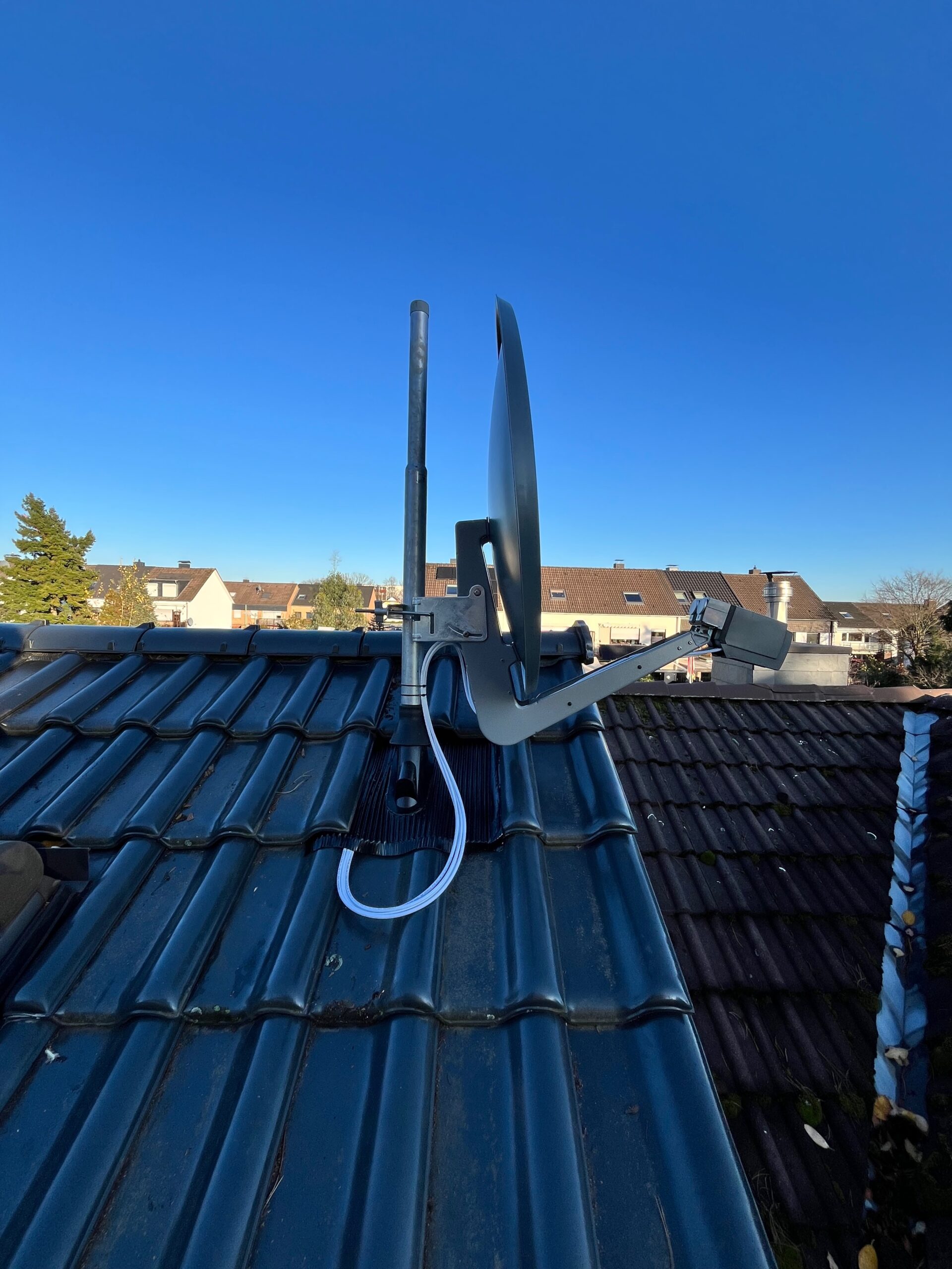 Seitenansicht der montierten SAT-Schüssel auf einer Dachsparrenhalterung in Monheim am Rhein