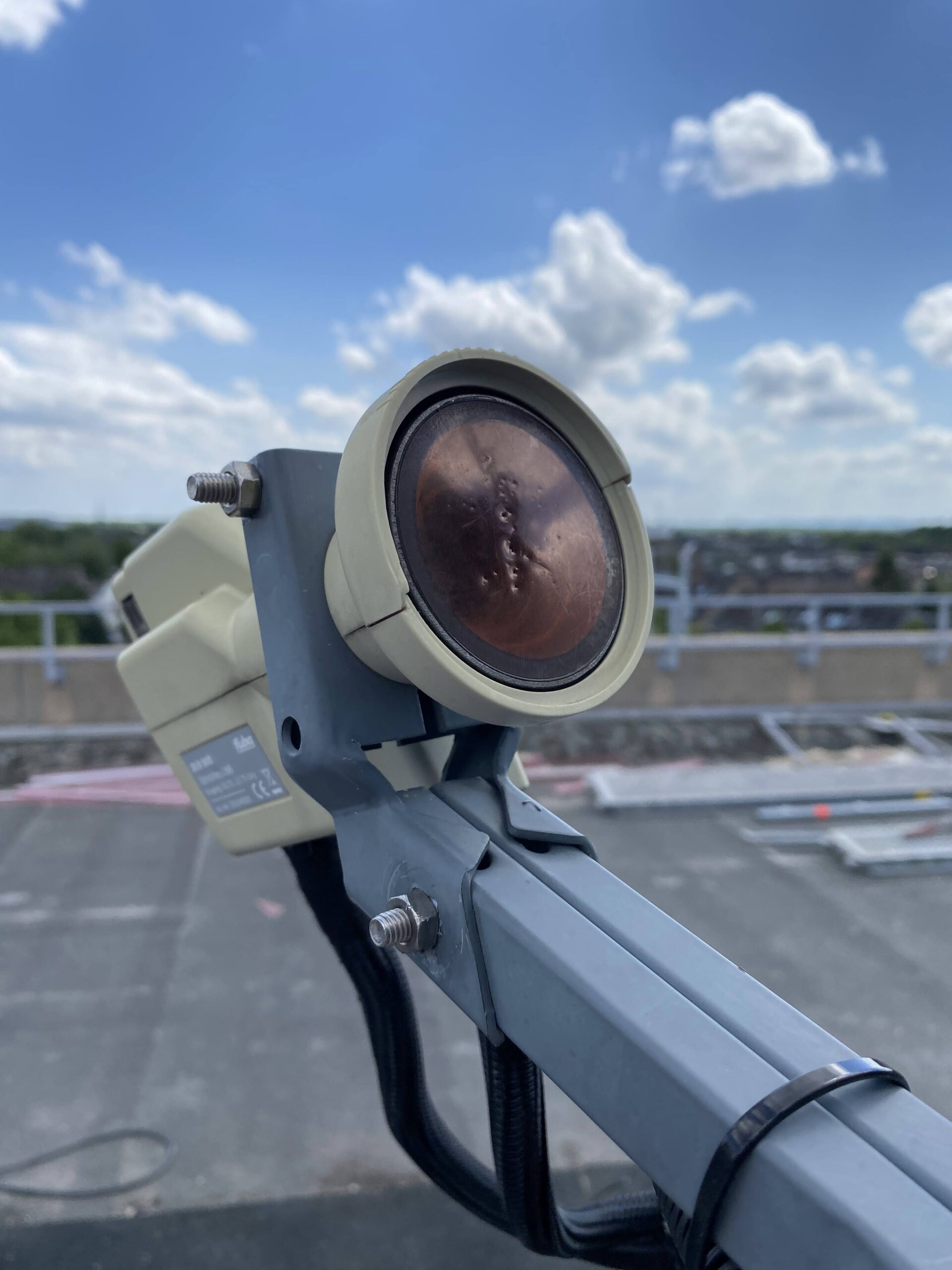 Defektes Glasfaser-LNB einer Satellitenanlage auf dem Dach eines Hochhauses in Düsseldorf-Wersten