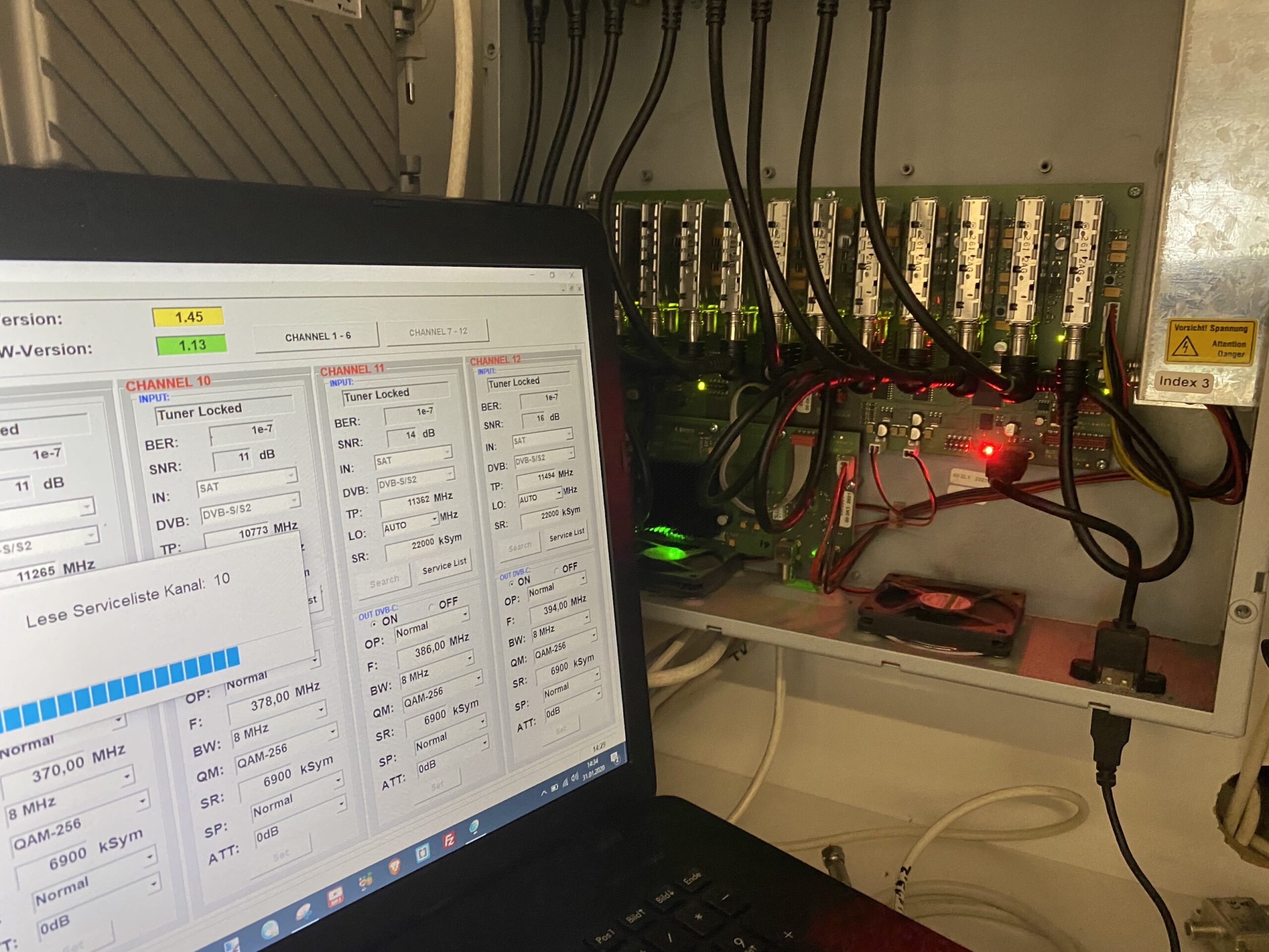 Polytron Kompaktkopfstelle mit 12 DVB-S/S2 Eingängen und 12 DVB-C QAM Ausgängen zur Signalumsetzung in einer Hotel-SAT-Verteilung in Düsseldorf