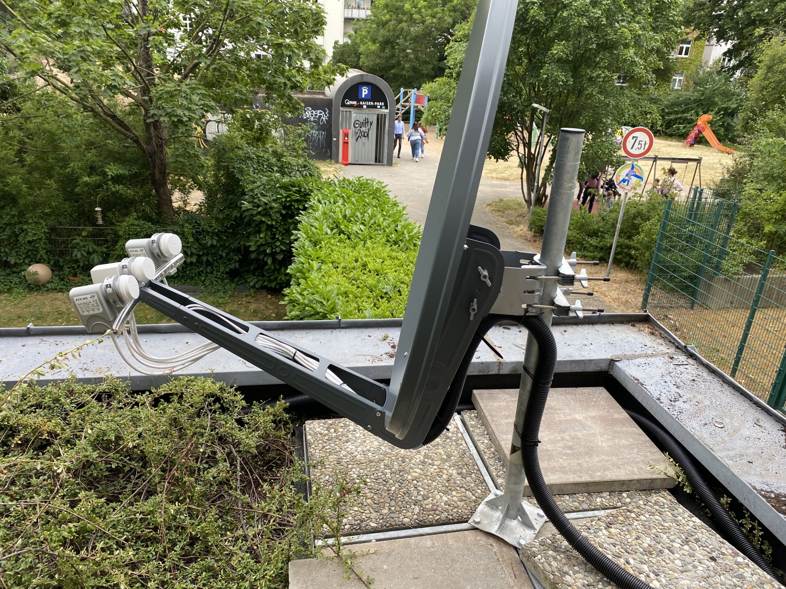 Satellitenanlage auf Flachdach eines Hotels in Düsseldorf-Pempelfort mit Multifeed-LNB für Astra, Hotbird und weitere Satelliten