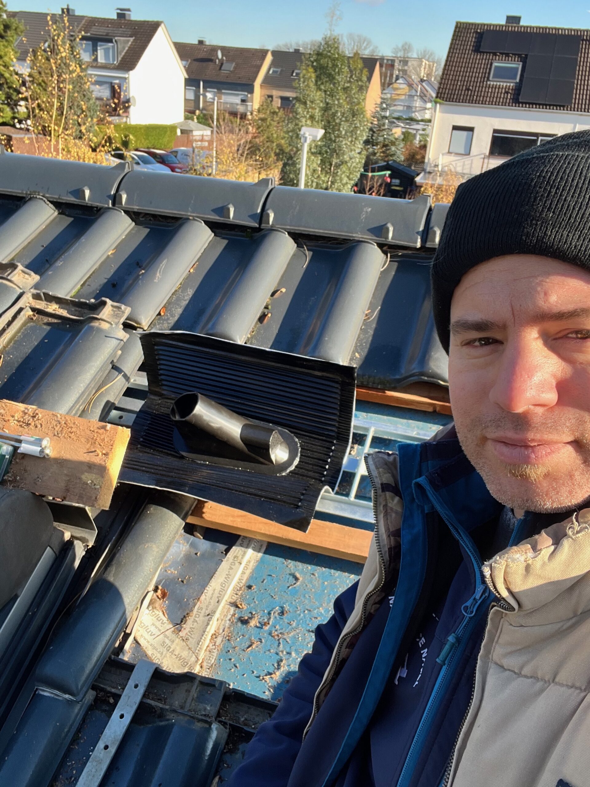 Montierte SAT-Anlage mit Dachsparrenhalterung und 85 cm Satellitenspiegel auf einem Dach in Monheim am Rhein