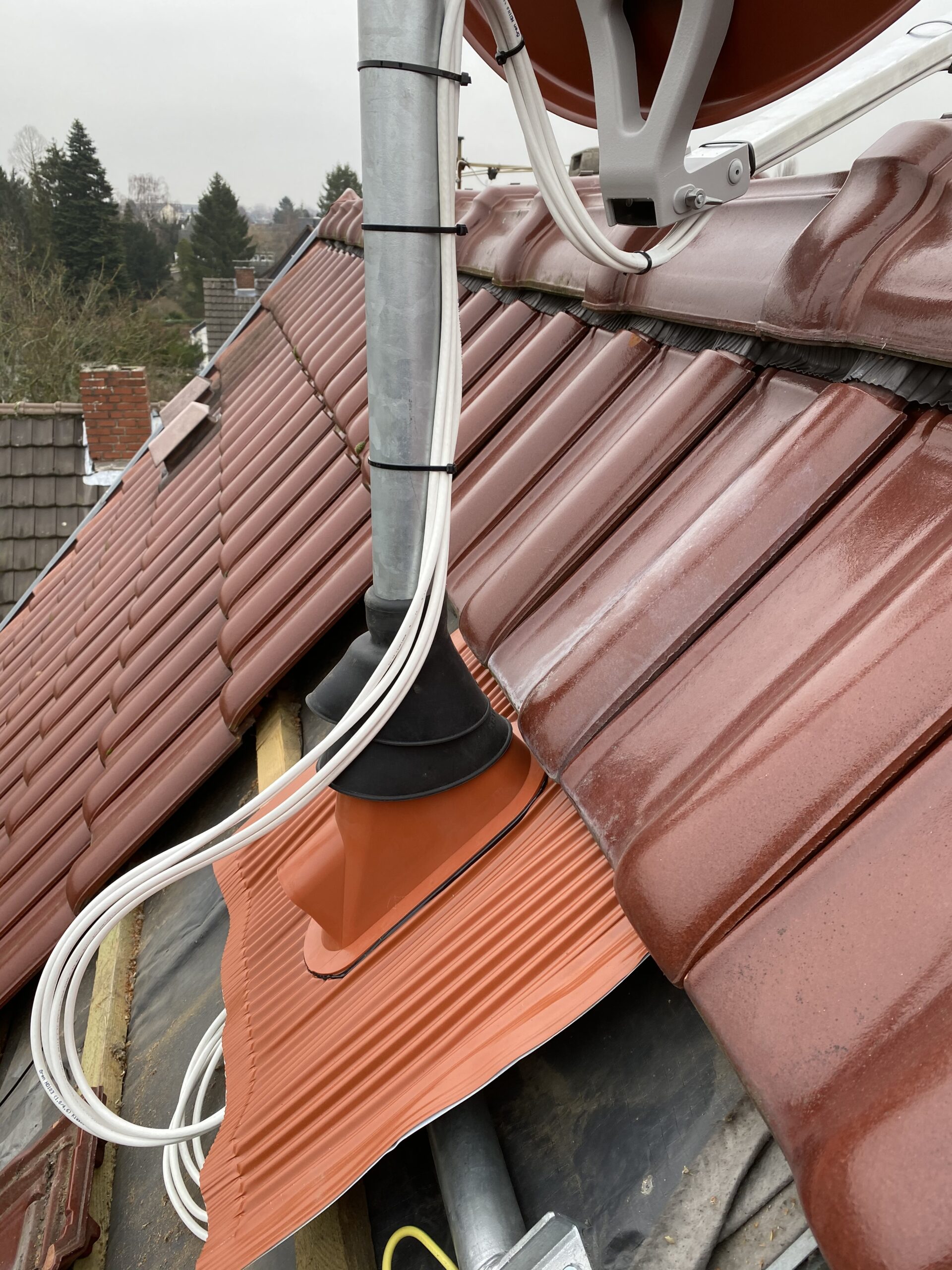 Satellitenanlage Dachmontage mit Dachsparrenhalter, Mastdurchführung und Alu-Ziegel auf Ziegeldach in Düsseldorf Eller