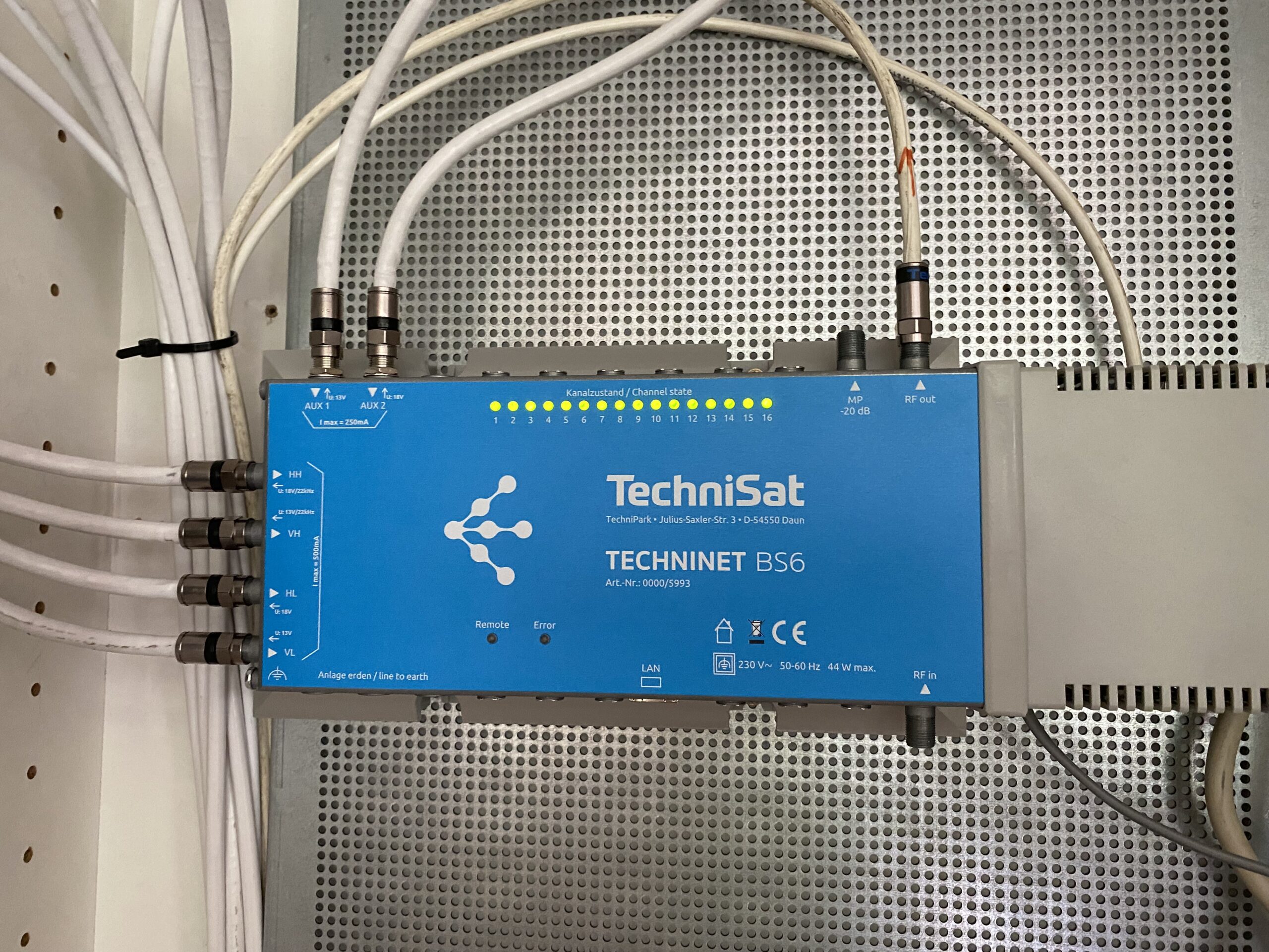 TechniSat TECHNINET BS6 Kopfstation zur Einspeisung von Satellitenprogrammen in die Kabelanlage eines Hotels in Düsseldorf-Pempelfort