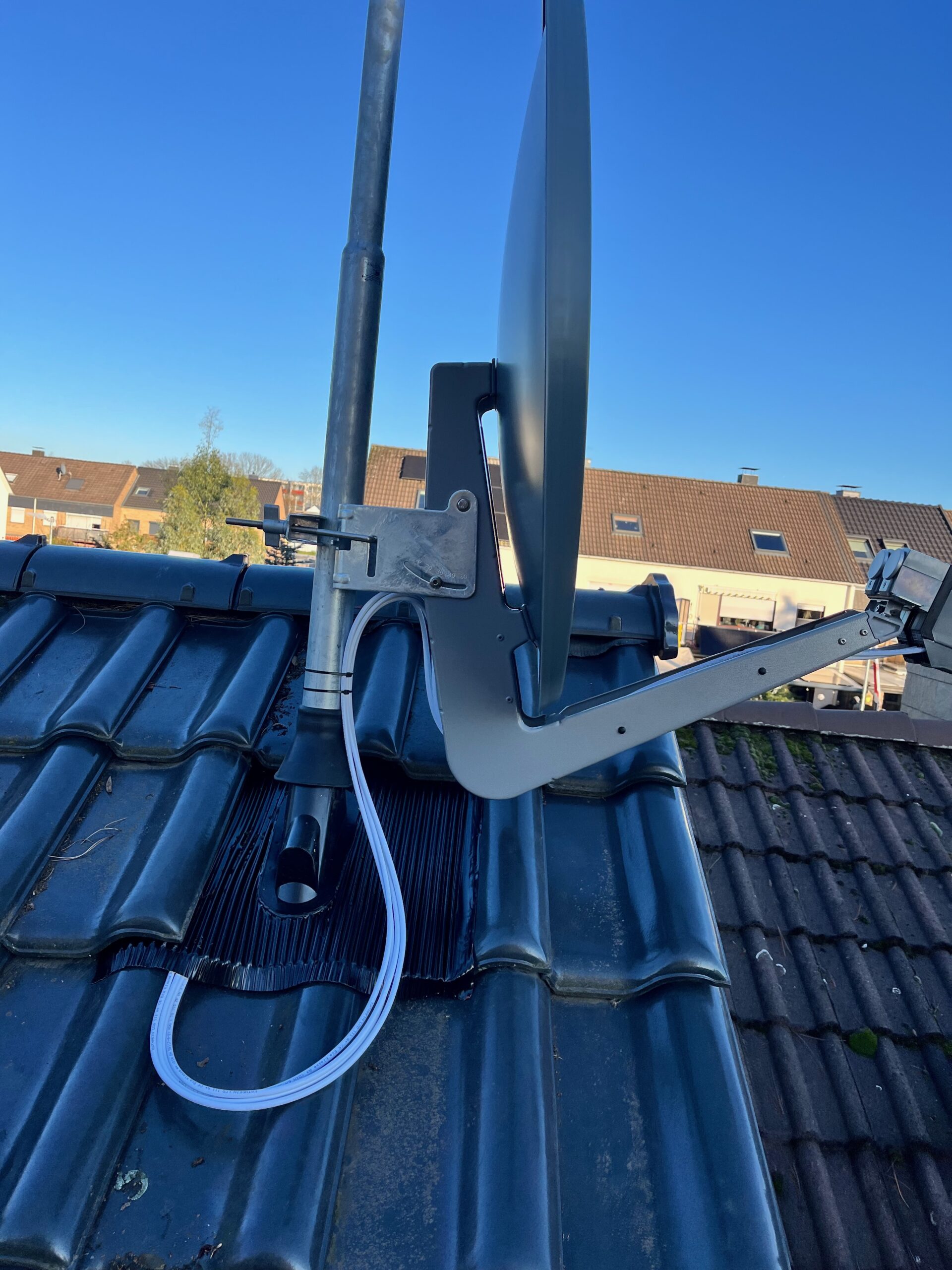 Montagevorbereitung der Dachsparrenhalterung auf dem Dach bei einem SAT-Einsatz in Monheim am Rhein