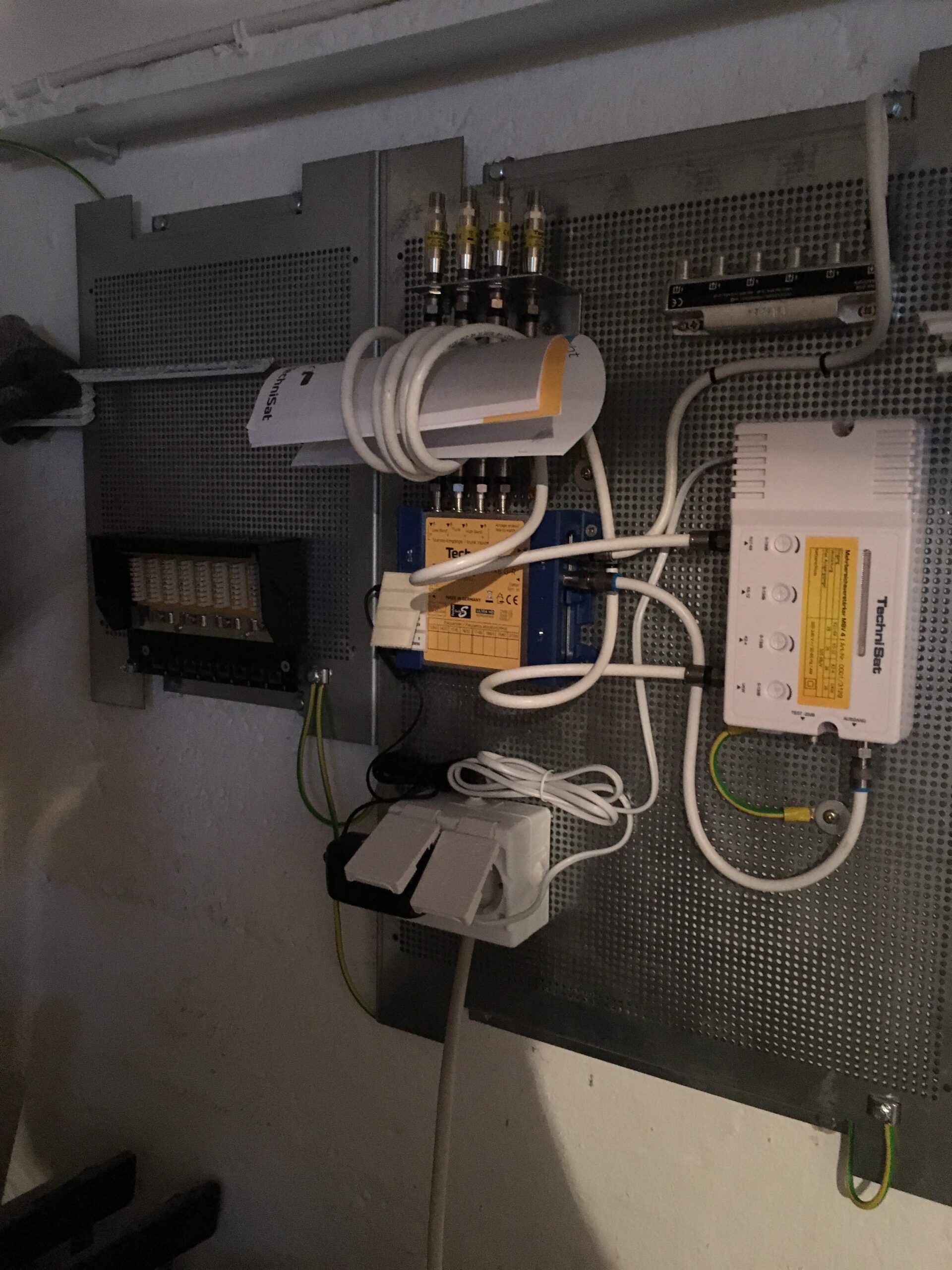 Technisat SCR Einkabellösung mit Mehrbereichsverstärker und Überspannungsfilter zur Verteilung von Satellitensignal und DVB-T2 in einem Wohnhaus in Hilden