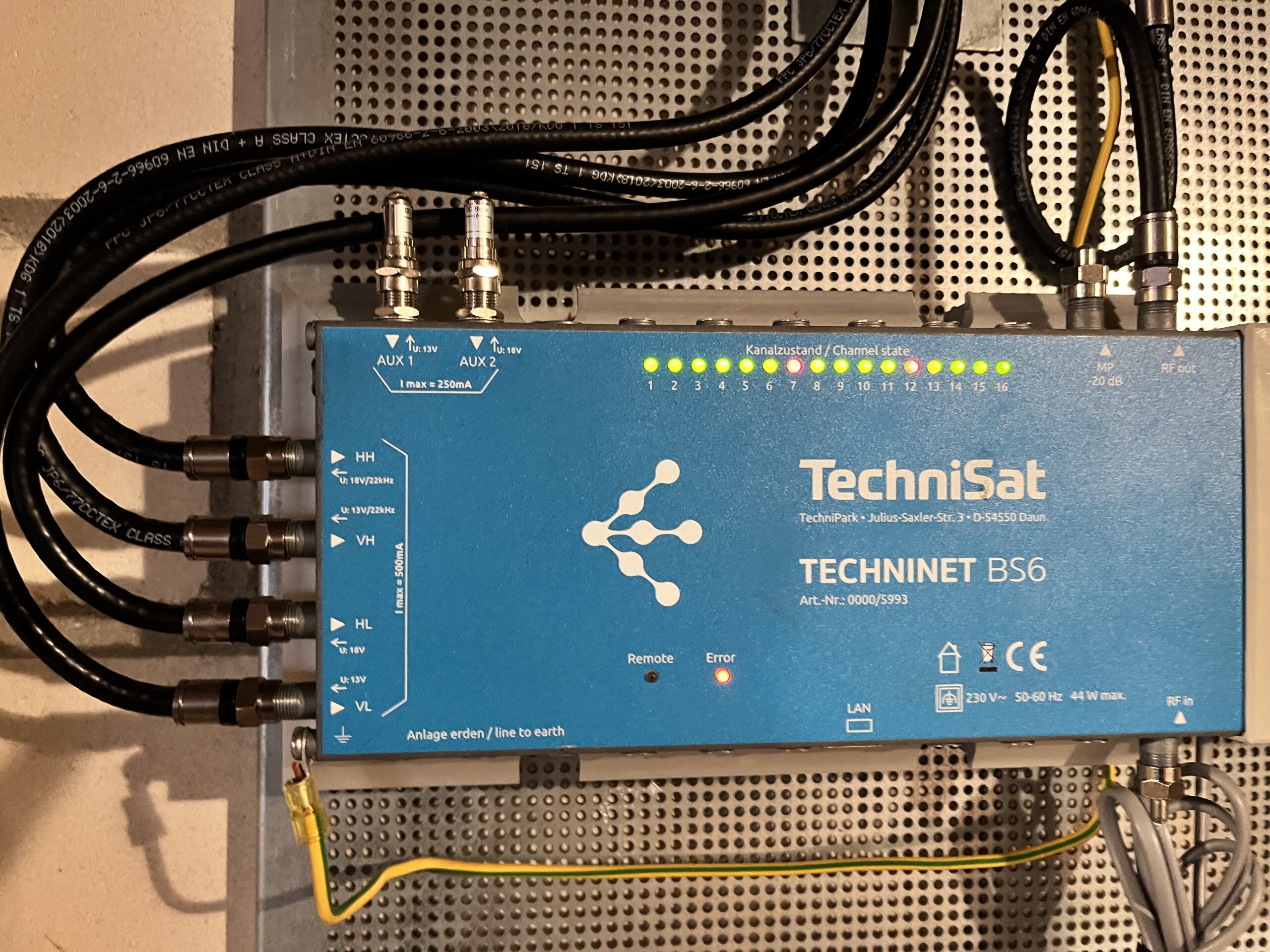 TechniSat TECHNINET BS6 Kompaktkopfstation zur Umsetzung von DVB-S auf DVB-C installiert im Gasthof Robens in Dormagen