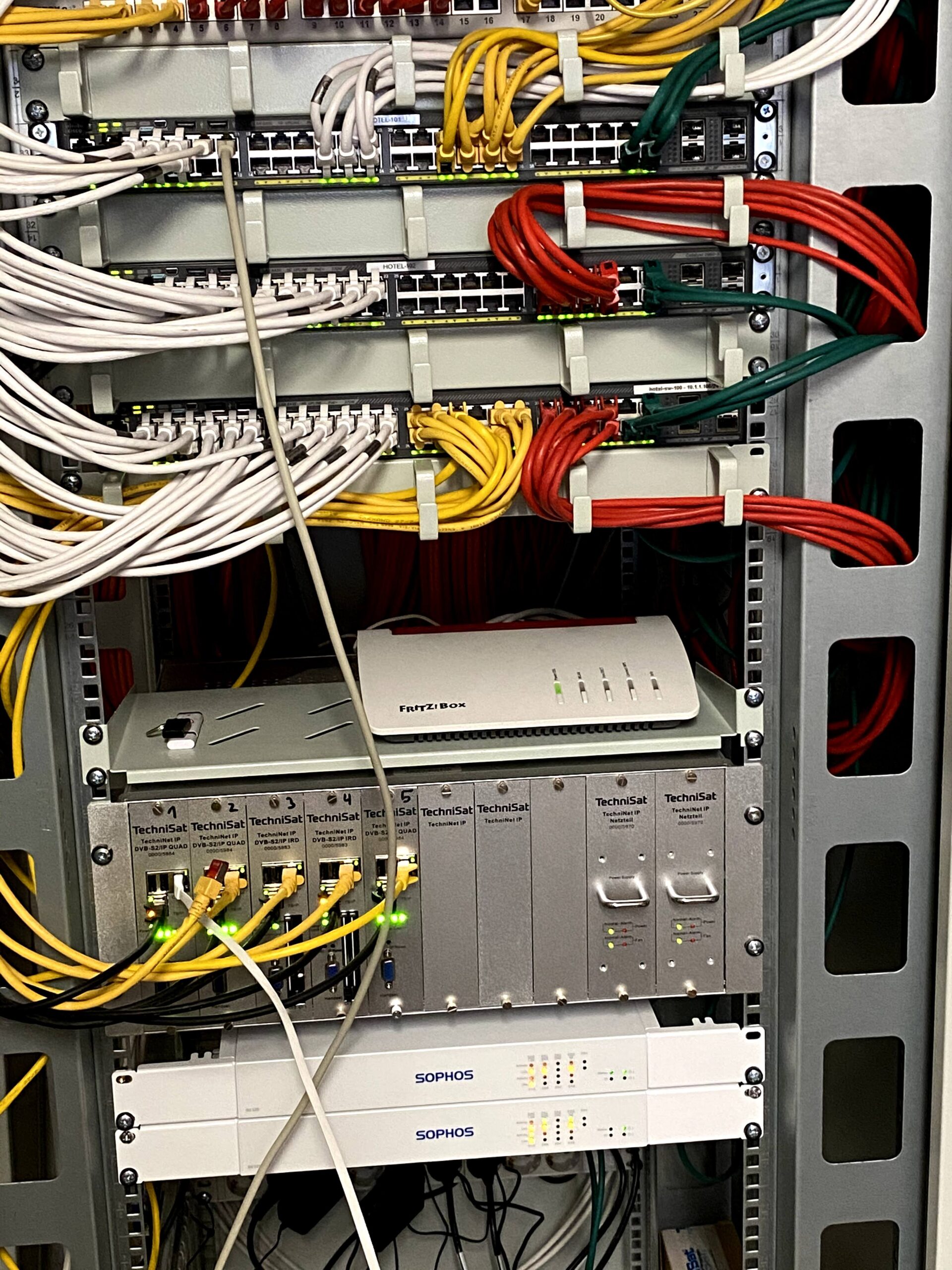 TechniSat TechniNet IP Module und Netzwerktechnik im Rack eines Hotels in Düsseldorf-Mörsenbroich