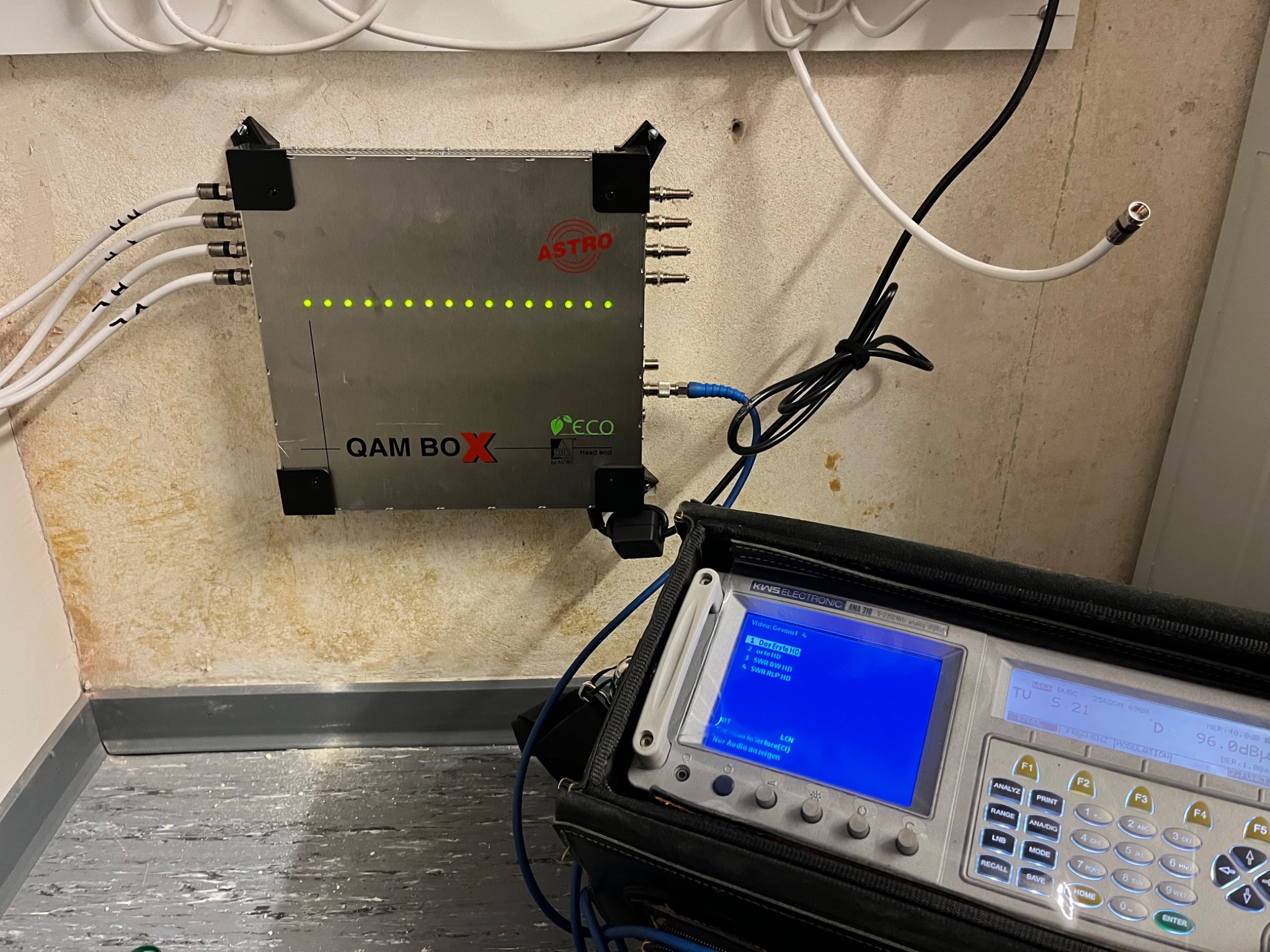 QAM Kopfstation von Astro mit Messgerät bei der Modernisierung einer Hotel-TV-Anlage in Düsseldorf Carlstadt
