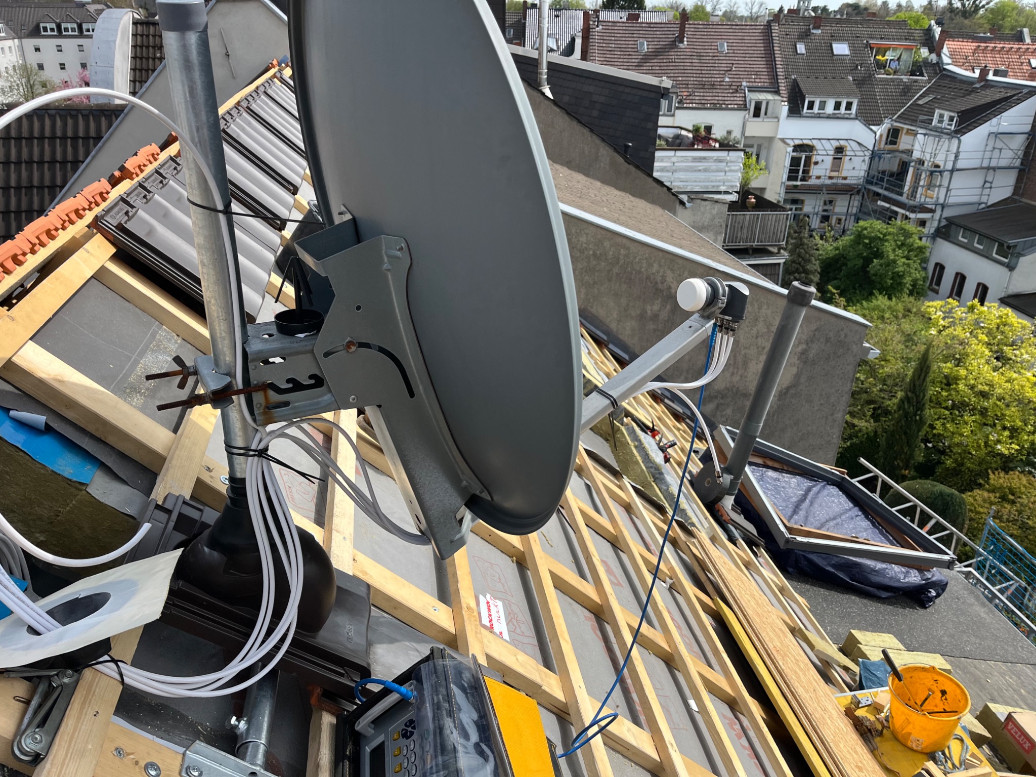 Satellitenschüssel Neuinstallation nach Dachsanierung Düsseldorf Benrath Masthalterung Dämmung PV Anlage