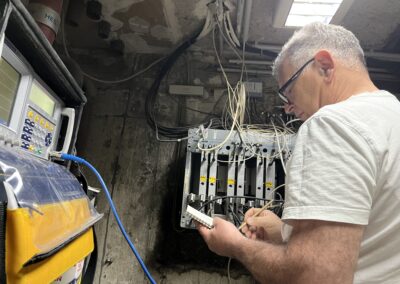 Technische Analyse und Neuprogrammierung einer Kathrein DVB-S2 zu DVB-C Kopfstelle im Hotel Asahi Düsseldorf.