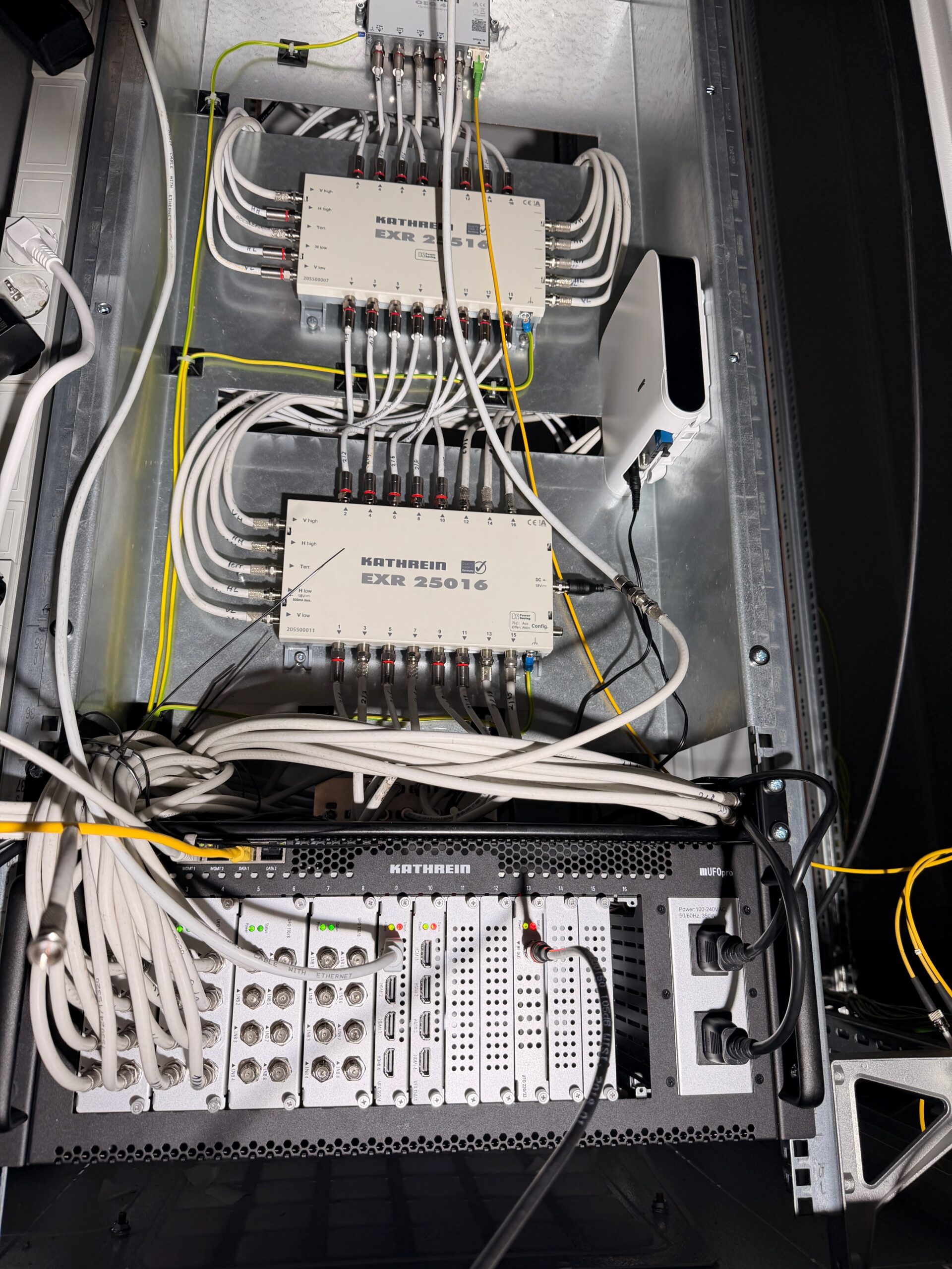 Kathrein OEQ40 Glasfaserempfänger mit EXR 25516 Multischalter zur professionellen SAT-ZF-Verteilung einer UFO Pro Kopfstellenanlage.