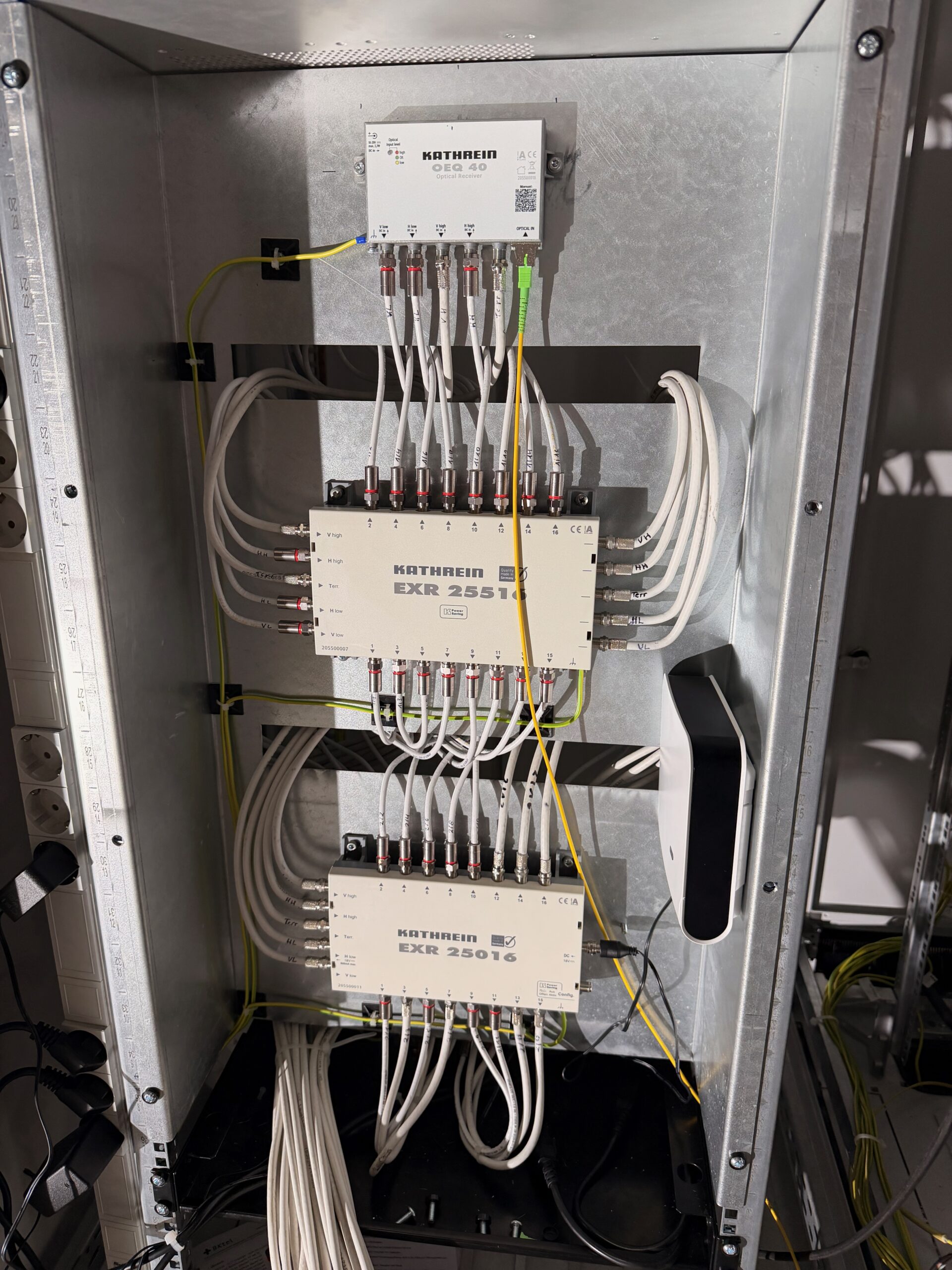Kathrein OEQ40 Glasfaserempfänger mit EXR 25516 Multischalter zur professionellen SAT-ZF-Verteilung einer UFO Pro Kopfstellenanlage.