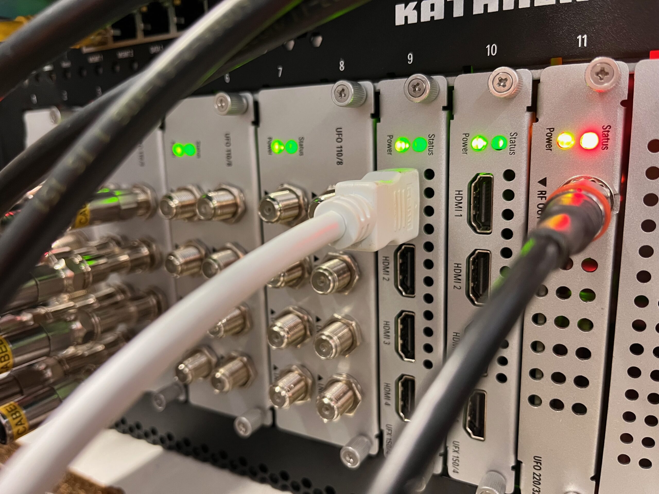 Module der Kathrein UFO Pro mit HDMI-Eingängen und RF-Ausgang zur Signalaufbereitung.