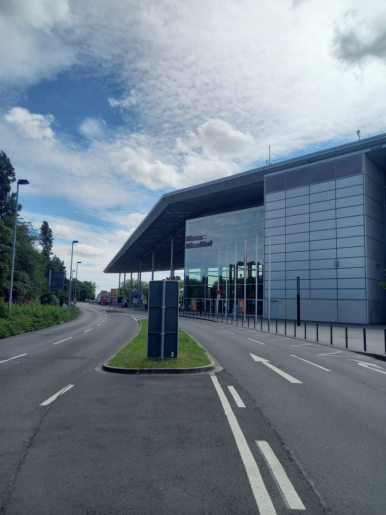 Verwaltungsgebäude der Messe Düsseldorf im Rahmen eines Projekts für TV- und Satellitenempfangstechnik