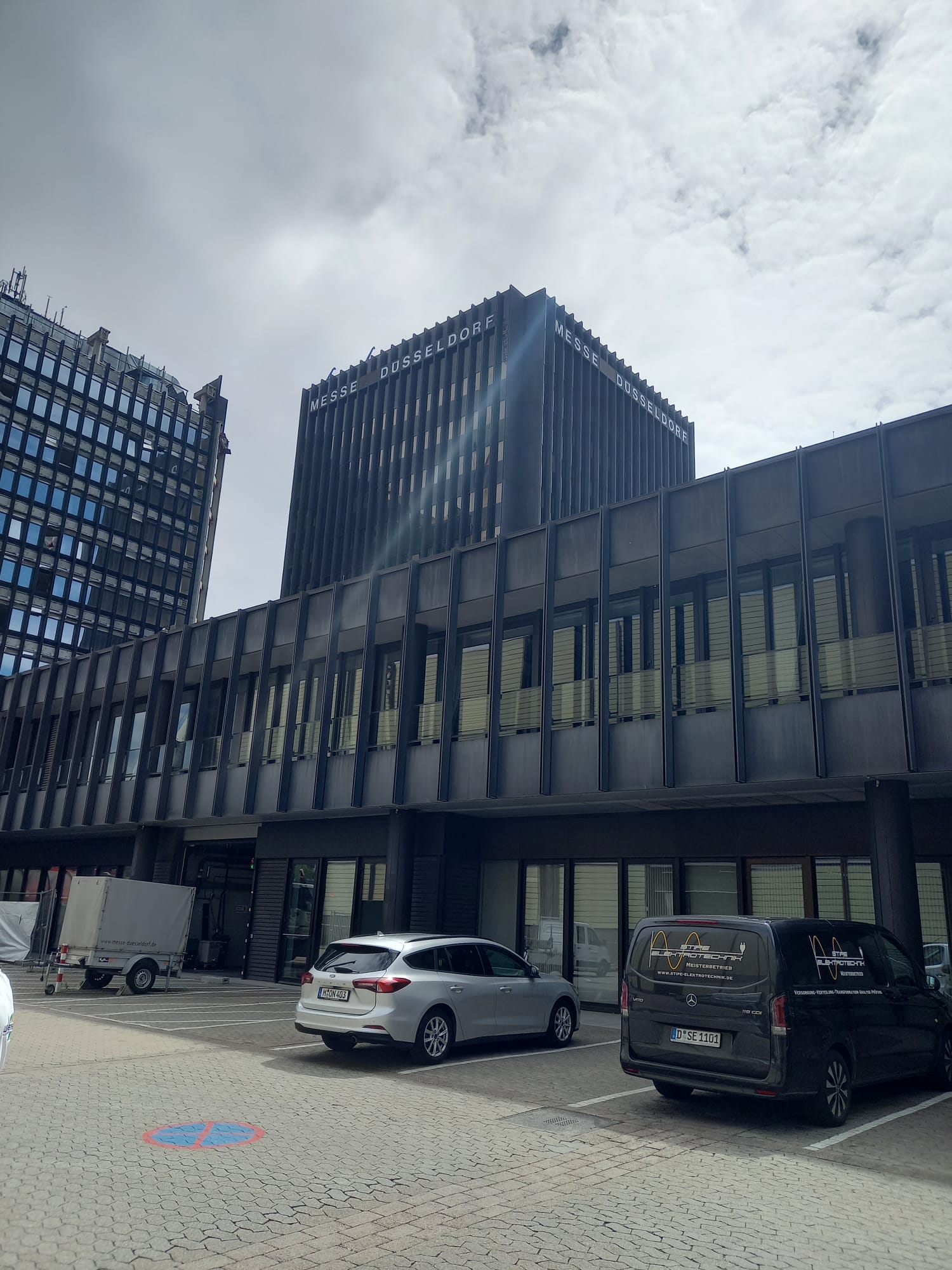 Eingangsbereich der Messe Düsseldorf mit technischer Betreuung für TV- und Satellitenempfang