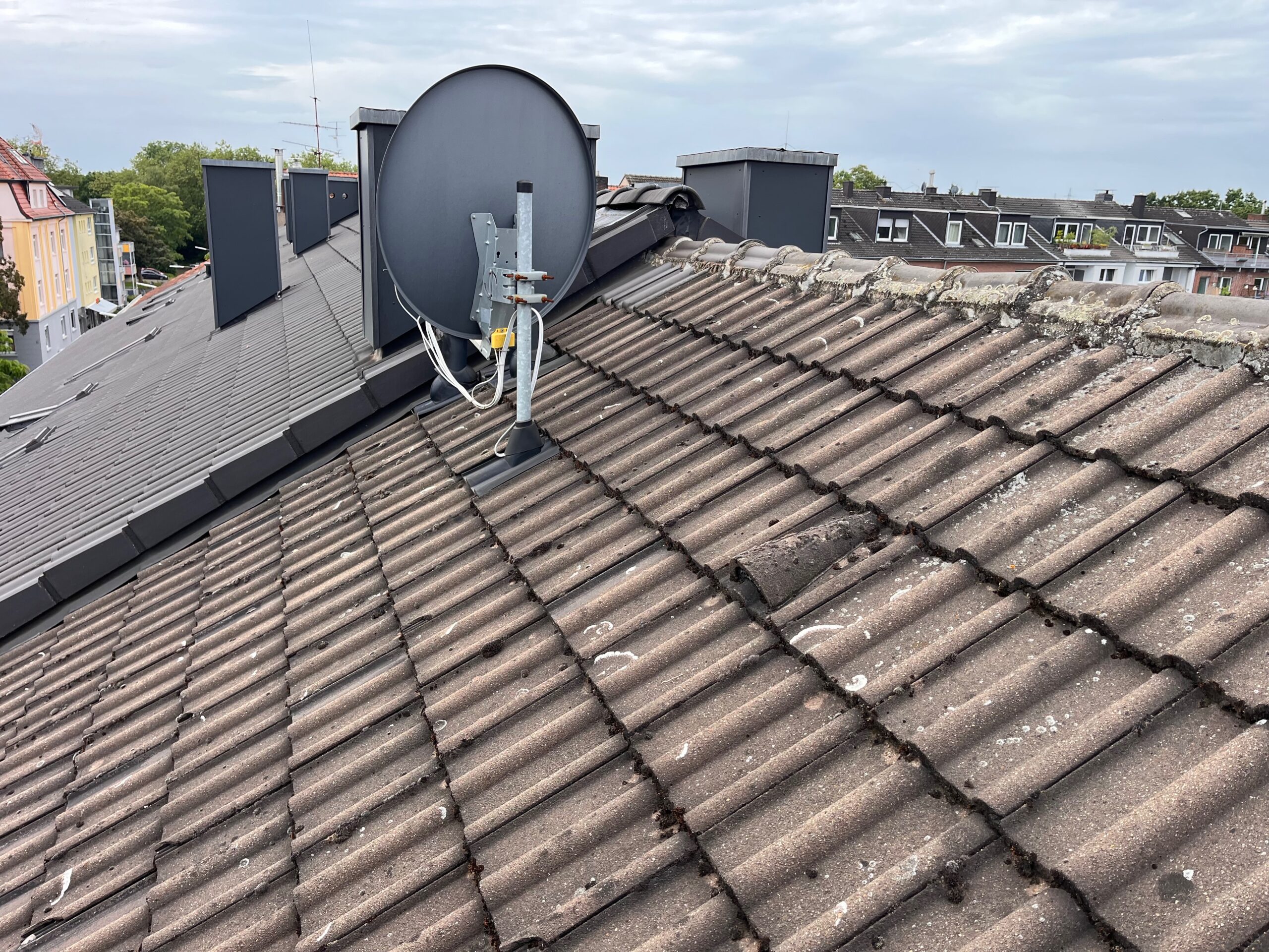 Satellitenanlage auf einem Mehrfamilienhaus in Neuss