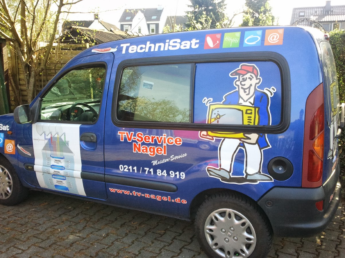 Blaues Servicefahrzeug von TV & SAT Service Nagel in Düsseldorf für Satellitenanlagen, Kabelfernsehen und TV-Technik