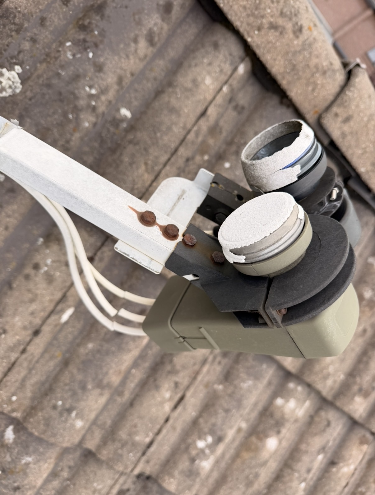 LNB mit spröder und gerissener Schutzkappe durch UV-Strahlung und Witterung