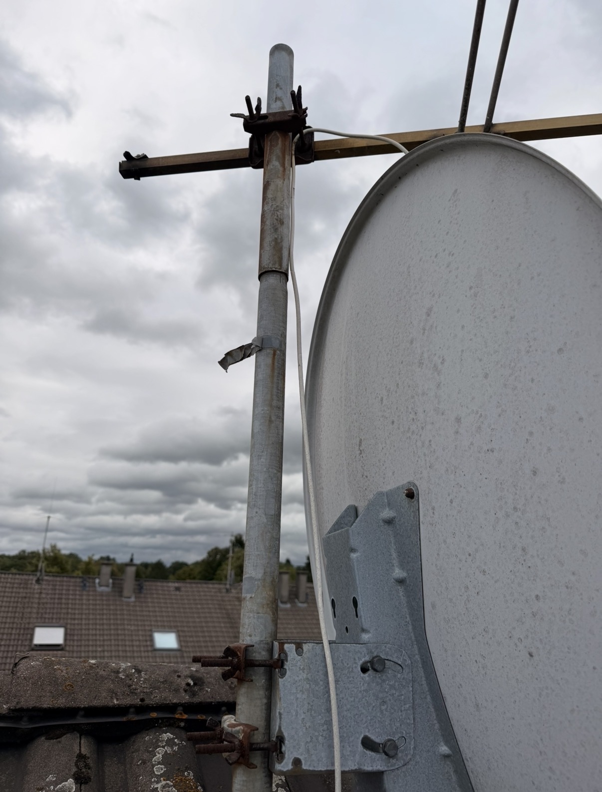 Korrodierter Antennenmast mit gealterten Befestigungsteilen und fehlender Mastkappe